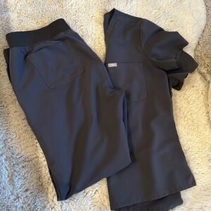 Figs Charcoal Scrub Set :: Zamora Joggers MT & Catarina Top S